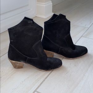 Black side bootie